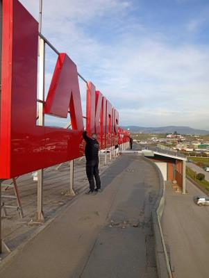 Φωτεινά γράμματα με μεταλλικό σόκορο και φωτισμό led